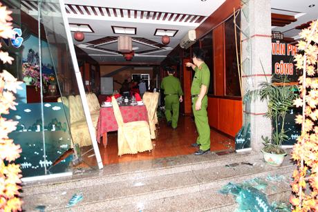 Cửa kính của Nhà hàng bị vỡ vụn sau vụ nổ.